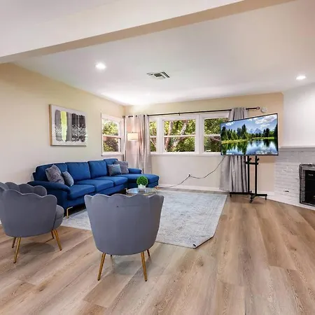 Ferienwohnung Luxury 3Br House W/ Jacuzzi & Big Backyard!